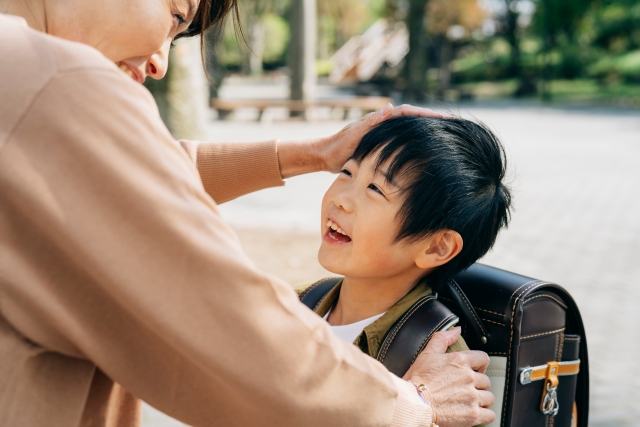 母親に褒められる男の子