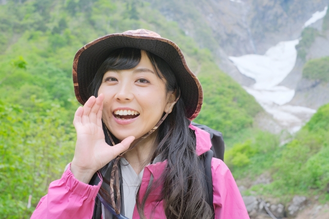 登山をする女性